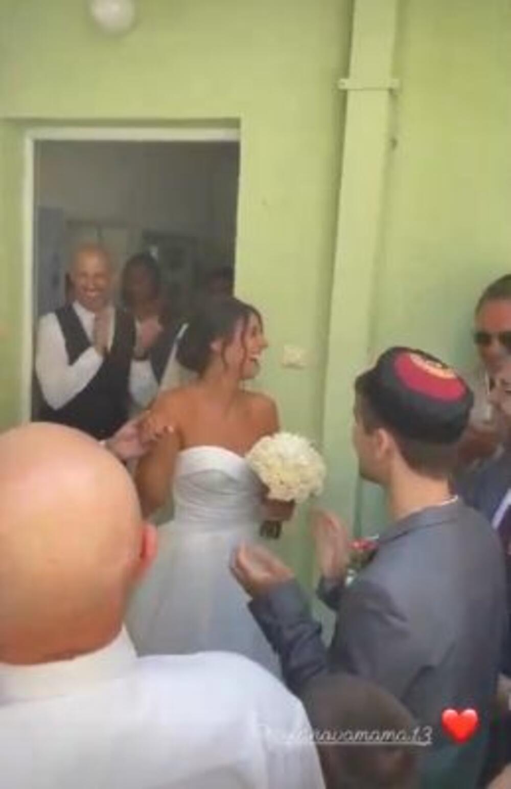 <p>Košarkašica Ana Dabović udala se juče za pet godina mlađeg vaterpolistu Iliju Mustura, a na društvenim mrežama pojavili su se najemotivniji trenuci sa svadbenog veselja</p>