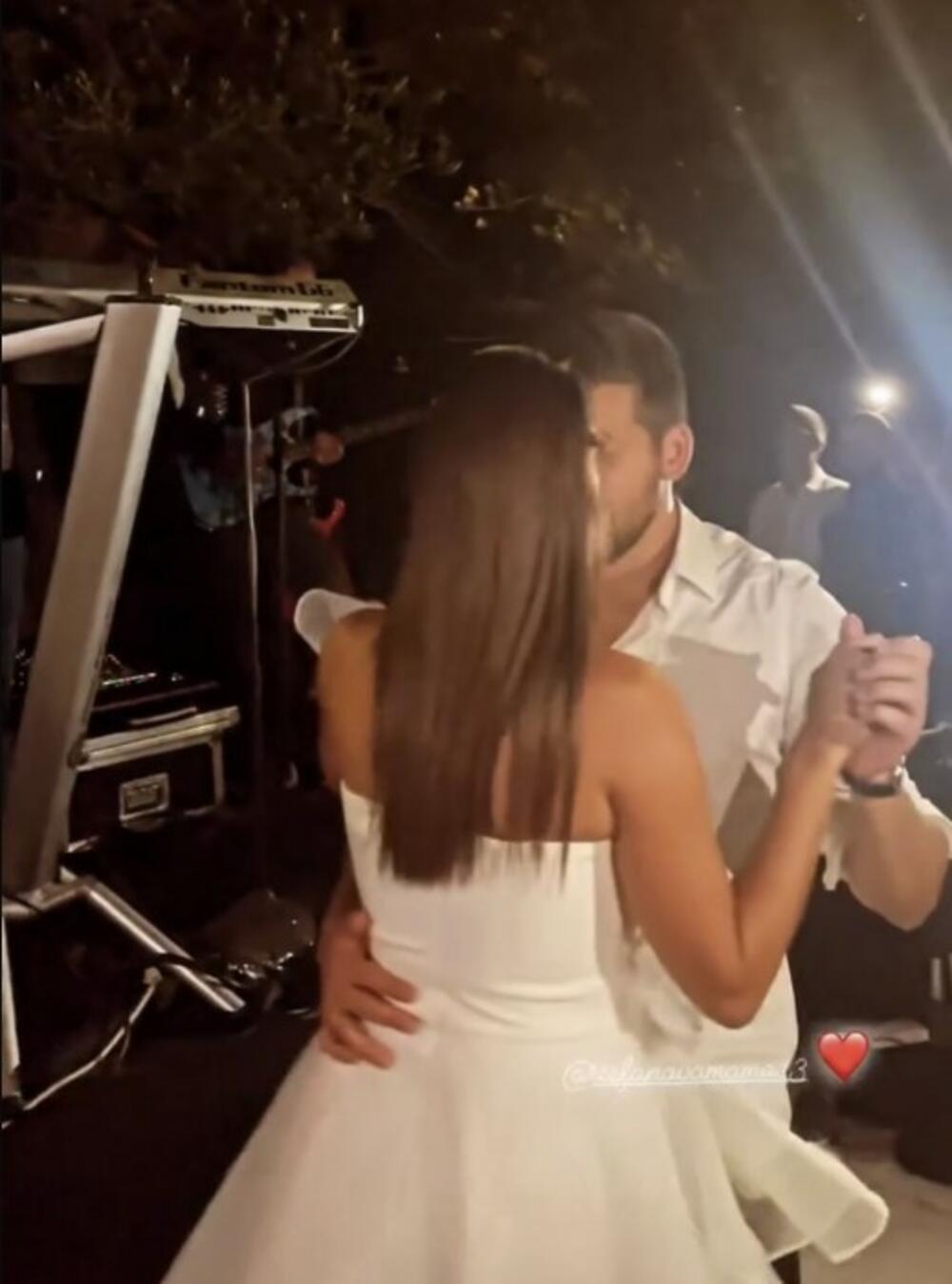 <p>Košarkašica Ana Dabović udala se juče za pet godina mlađeg vaterpolistu Iliju Mustura, a na društvenim mrežama pojavili su se najemotivniji trenuci sa svadbenog veselja</p>