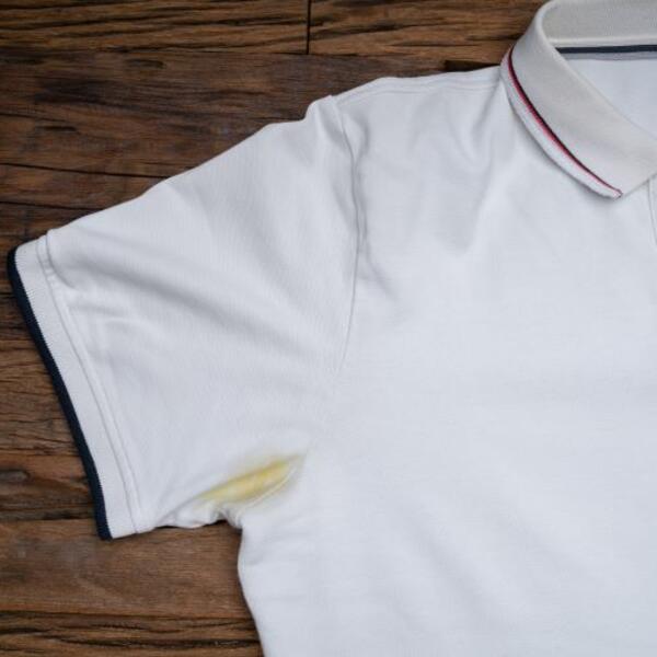 Jedna mešavina zauvek će rešiti LETNJI PROBLEM: Ovo je način kako da uklonite ŽUTE MRLJE na beloj odeći