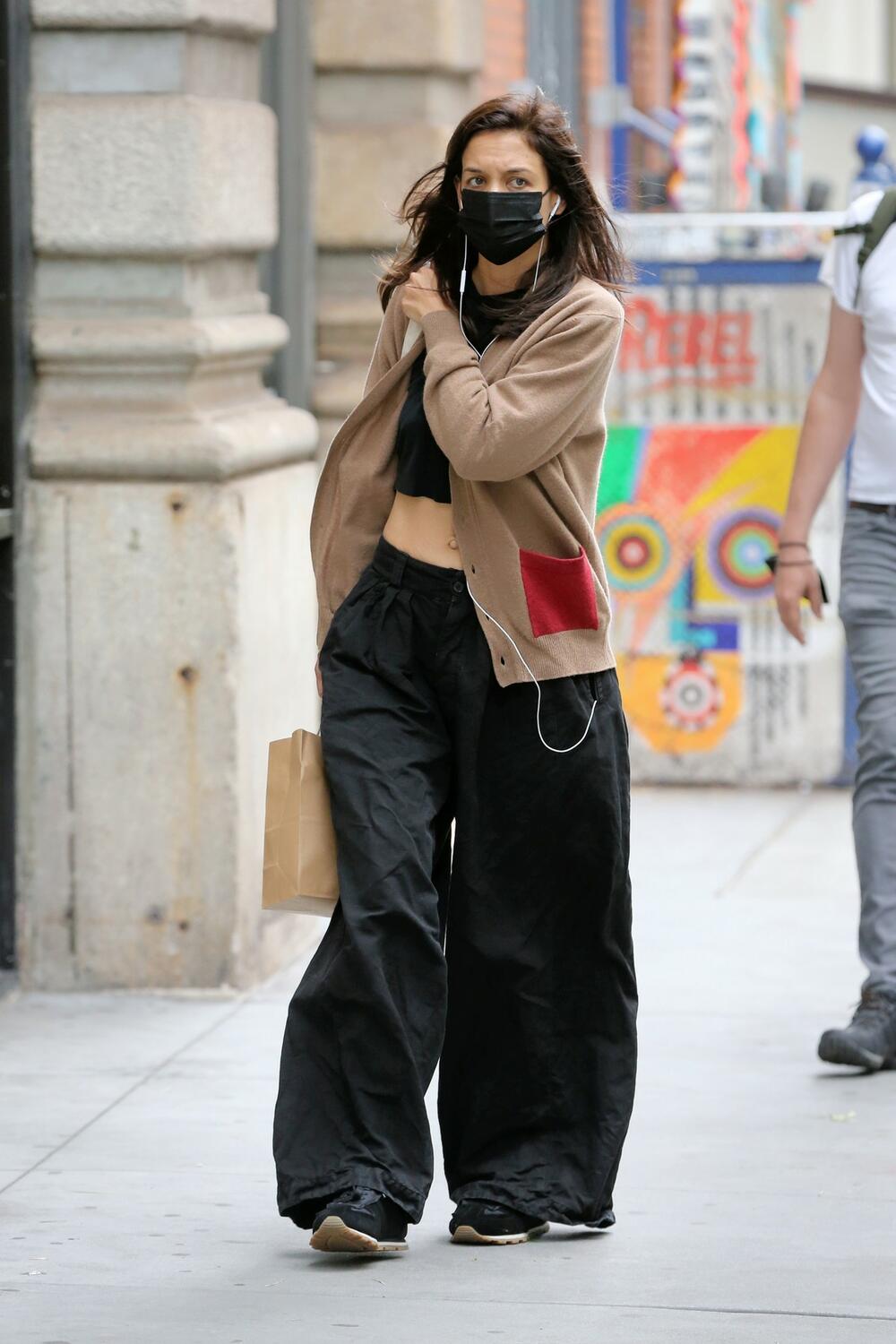 <p>Njujorška nekrunisana kraljica ulične mode i popularna glumica predstavila je još jedan trendi komad za leto</p>