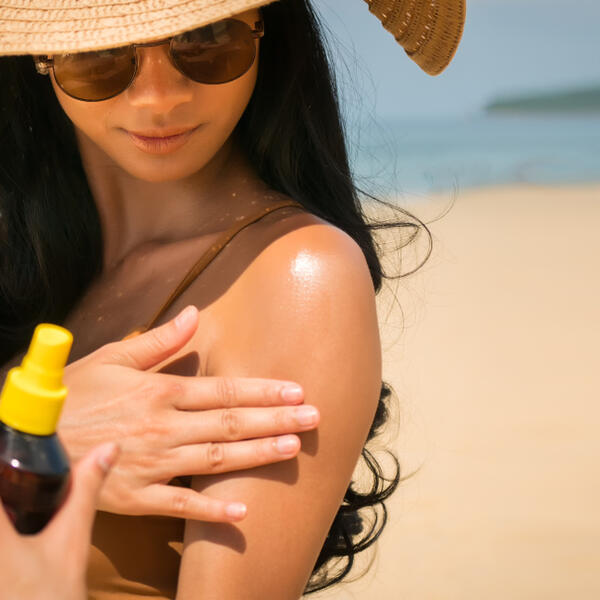 Kako da zaštitimo kožu od sunca? Doktor otkriva 4 namirnice koje su ODLIČAN ŠTIT od UV ZRAČENJA - jednu svi OBOŽAVAMO