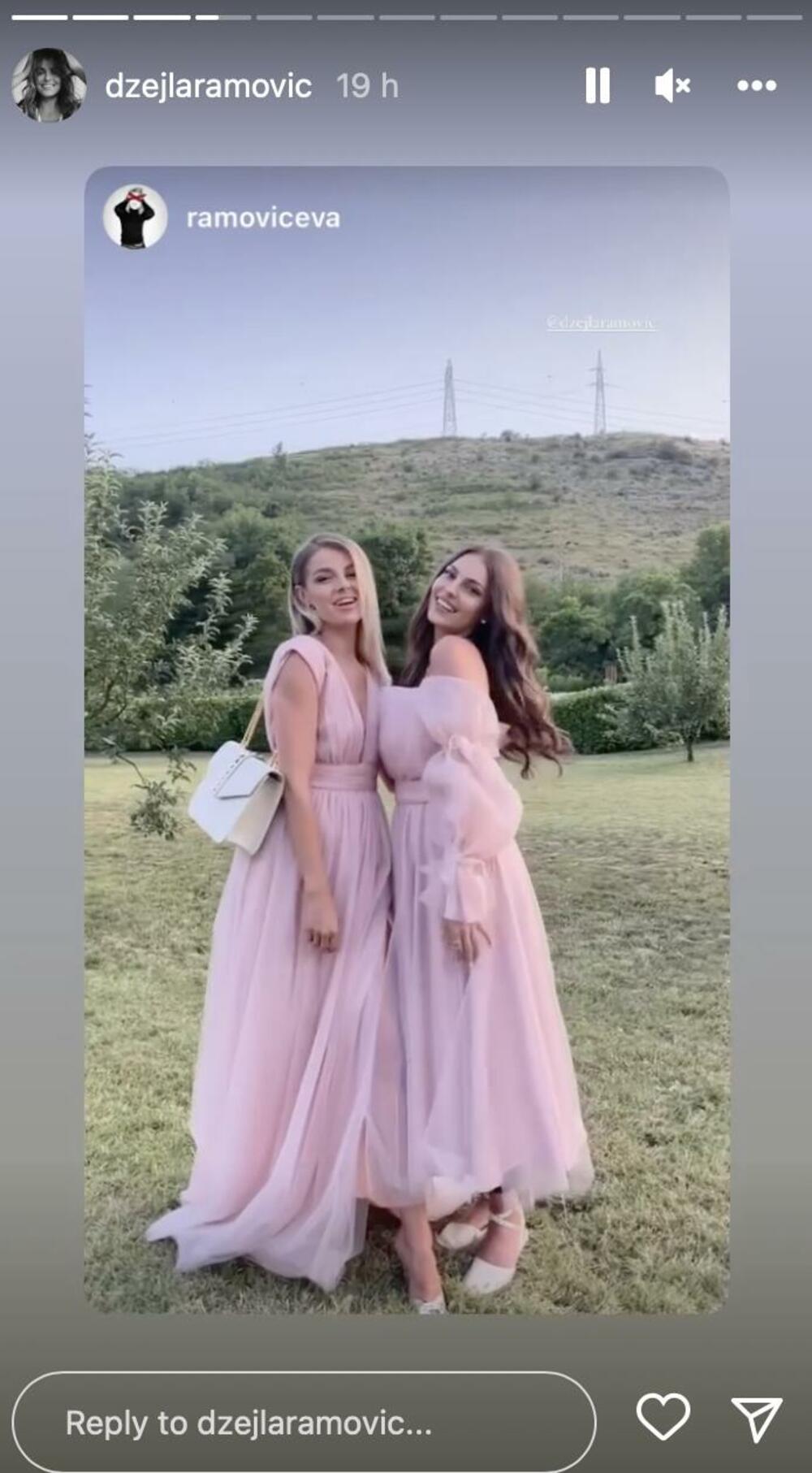 <p>Na venčanju svoje sestre Lejle Ramović mlada pevačica je zablistala u toaleti koja joj je stajala kao salivena. </p>