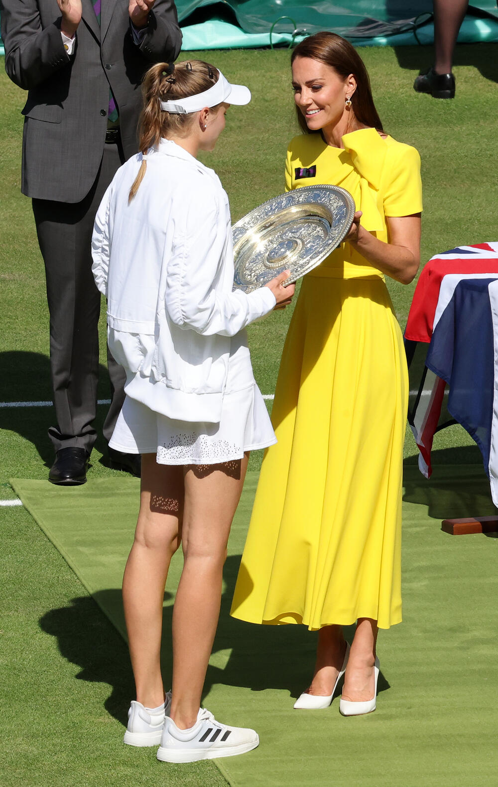 <p>Jedna od najzapaženijih na svakom finalu Vimbldona bez sumnje je pokroviteljka ovog turnira Kejt Midlton, a lepa supruga princa Vilijama nekome je posebno zapala za oko...</p>