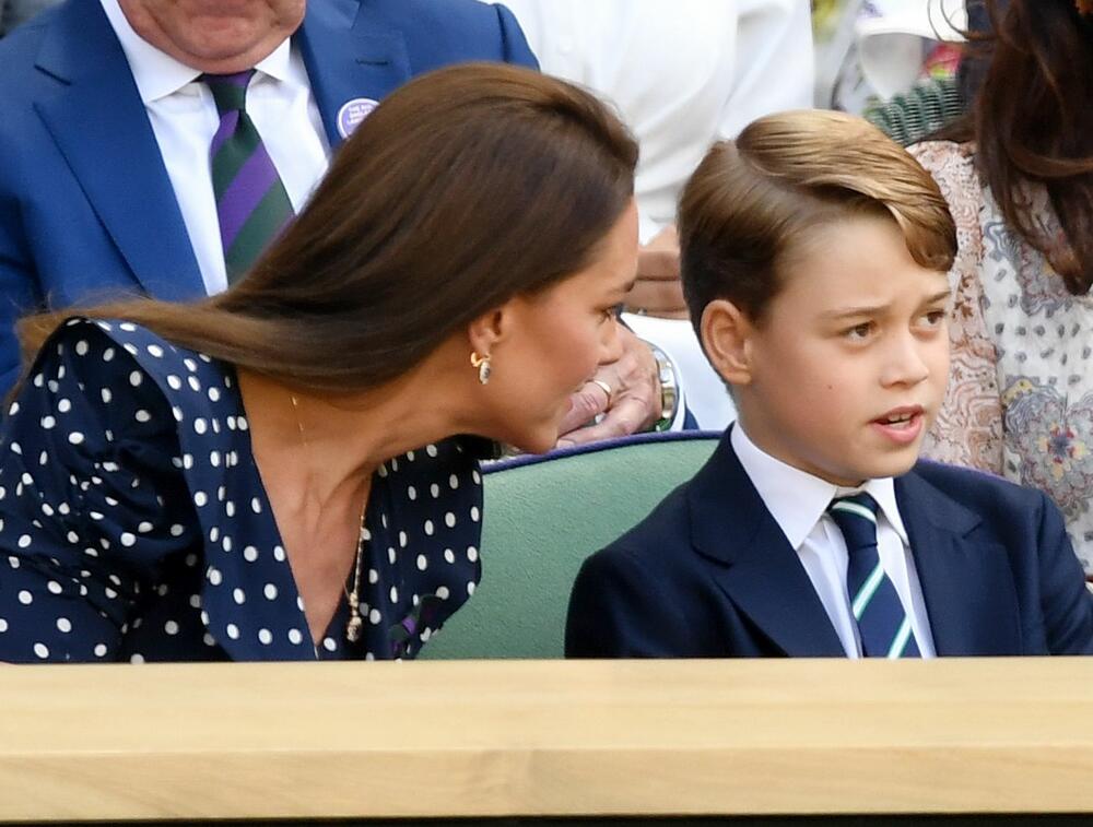 <p>Treći u redu za britanski tron danas slavi deveti rođendan, a način na koji su mu roditelji odali počast nije oduševio Britance</p>