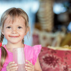 Deca će ga obožavati: Dva recepta za domaće čokoladno mleko ukusnije i zdravije od onog iz prodavnice (RECEPTI)