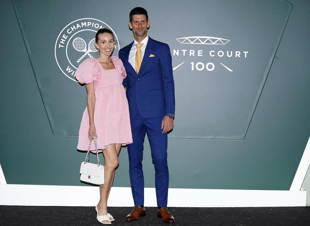 <p>Kada je moda u pitanju supruga našeg tenisera je neko ko će uvek odabrati jednostavne odevne komade </p>