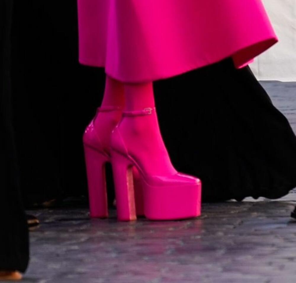 <p>Ljubitelji ružičaste boje oduševljeni su odevnim kombinacijama koje smo videli na najnovijoj "Valentinovoj" reviji, a jedna devojka se posebno izdvojila</p>
