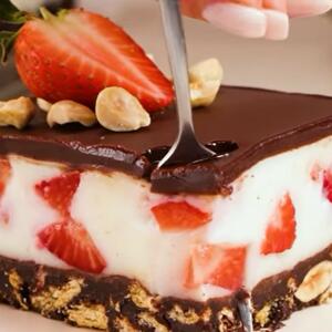 Kremasto, osvežavajuće, a kora se ne peče: Lažna KAPRI SLADOLED-TORTA je savršen spoj čokolade i voća (RECEPT)