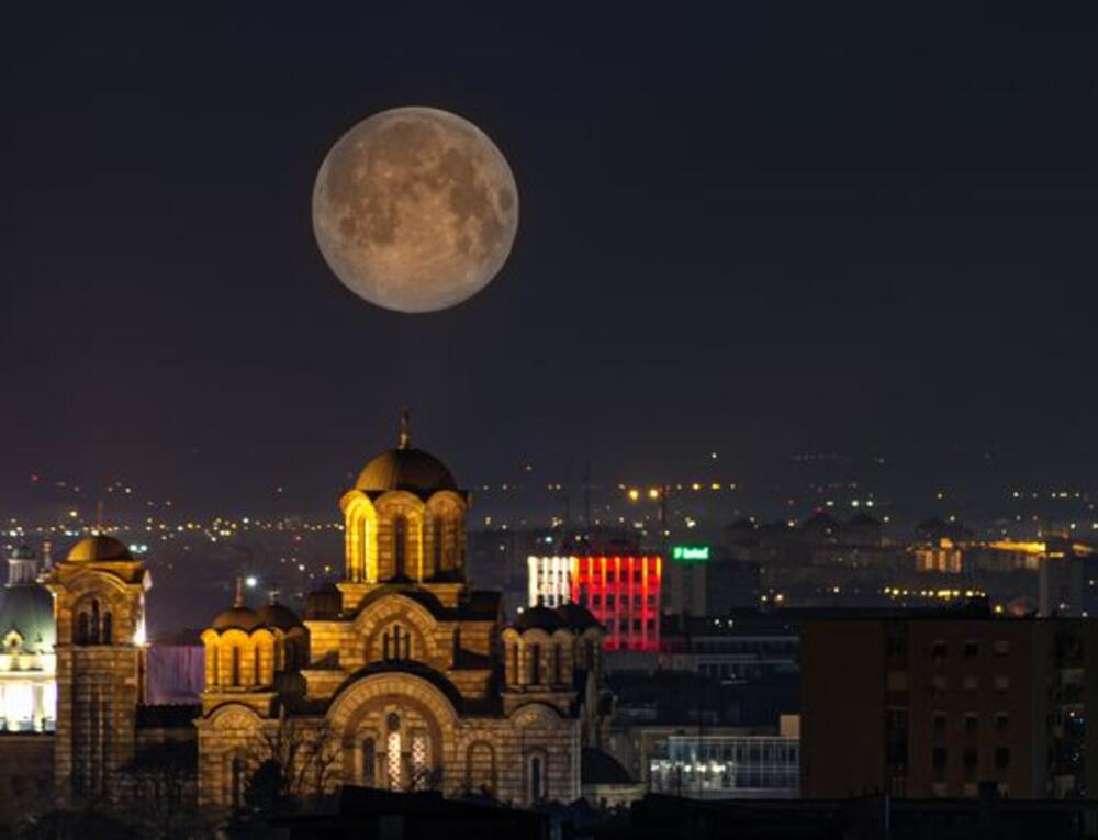 Pun mesec nad Beogradom