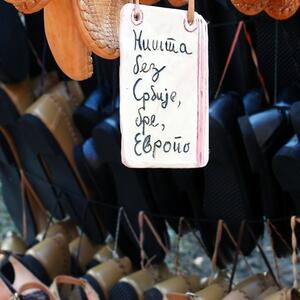 "Zašto Srbi nisu ovo patentirali?": Svetski brend lansirao obuću od 170 dolara koju poseduje svaka SEOSKA KUĆA u Srbiji