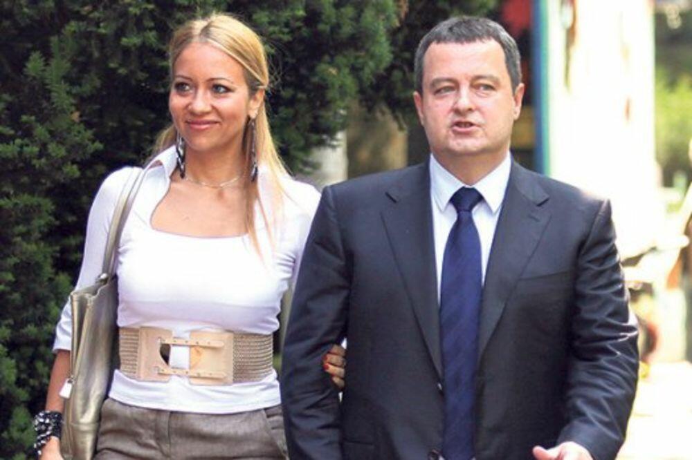 <p>Predsednik SPS-a Ivica Dačić ne pojavljuje se često u javnosti sa suprugom, ali svaki put privuku pažnju</p>