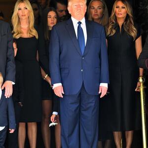 Skrhan bolom — ovakvog ga do sada niste videli: Donald Tramp sa porodicom na sahrani bivše supruge Ivane Tramp