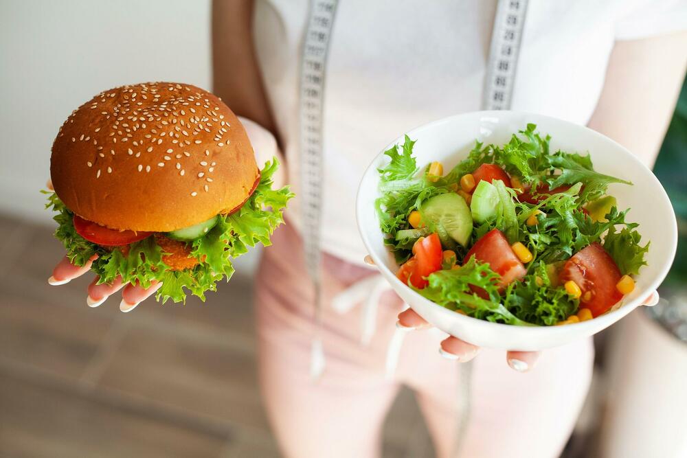 Možete dodati salatu koju god želite između burgera i lepinjice