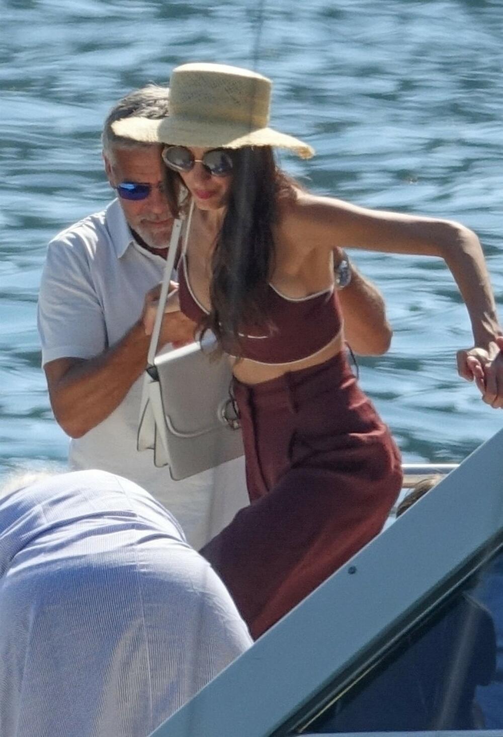 <p>Supruga Džordža Klunija pronašla je model pantalona koji može da se nosi u bezbroj kombinacija, a rezultat je uvek trendi izgled</p>