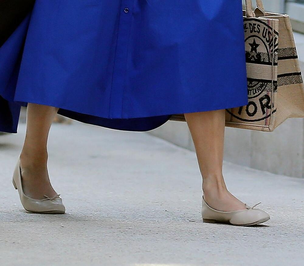 <p>Kako izgledati elegantno i ženstveno bez višečasovnog stajanja na visokim potpeticama? Lako, ako pitate Dženifer Lopez!</p>
