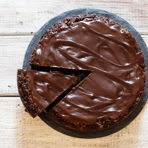 Bez jaja, putera i mleka: Kremasti čokoladni kolač bez pečenja gotov za samo 15 minuta (RECEPT)