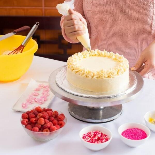 Dekorišite poslastice kao pravi majstor: Silikonski set za ukrašavanje torti i kolača koji ima čak 26 NASTAVAKA