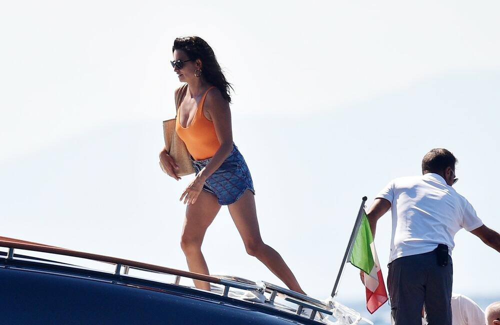 <p><strong>Penelope Kruz</strong> uživa na odmoru u malom italijanskom mestu Portofino sa suprugom<strong> Havijerom Bardemom</strong>.</p>