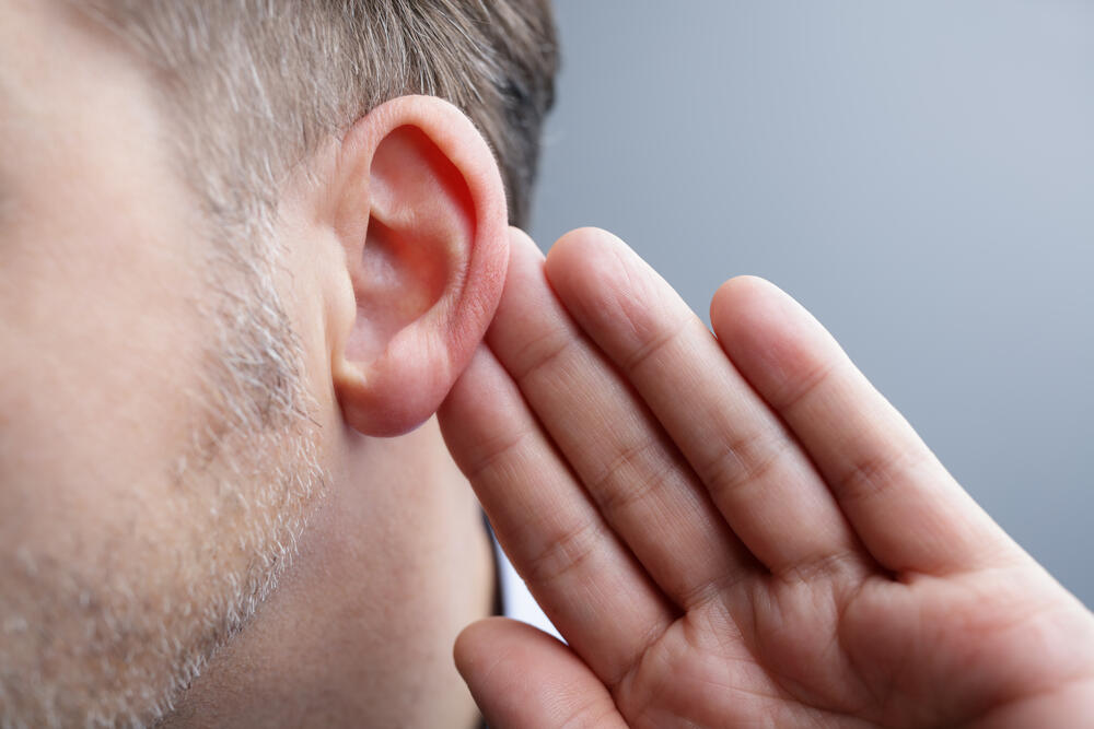 začepljenje ušiju često je posledica nakupljenog cerumena