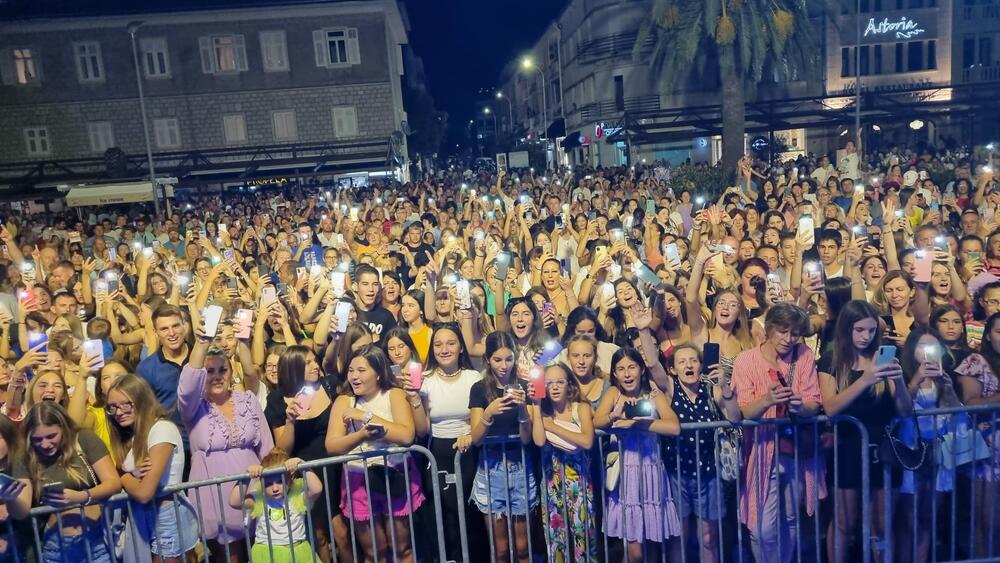 <p>Ako je sudeći po nastupima pop dive Nede Ukradem, ovo leto je bilo prepuno divnih nastupa i publika je jedva dočekala da izađe po trgovima širom regiona gde su se održavale gradske svečanosti.</p>