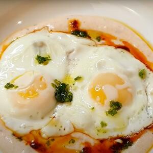 Sočno, mirisno i topi se u ustima: Turski način pripreme jaja na oko će vas raspametiti ukusom