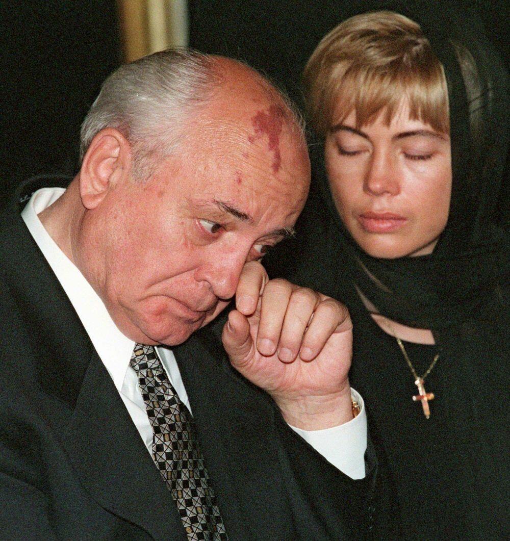 Mihail Gorbačov sa ćerkom irinom na sahrani supruge Raise