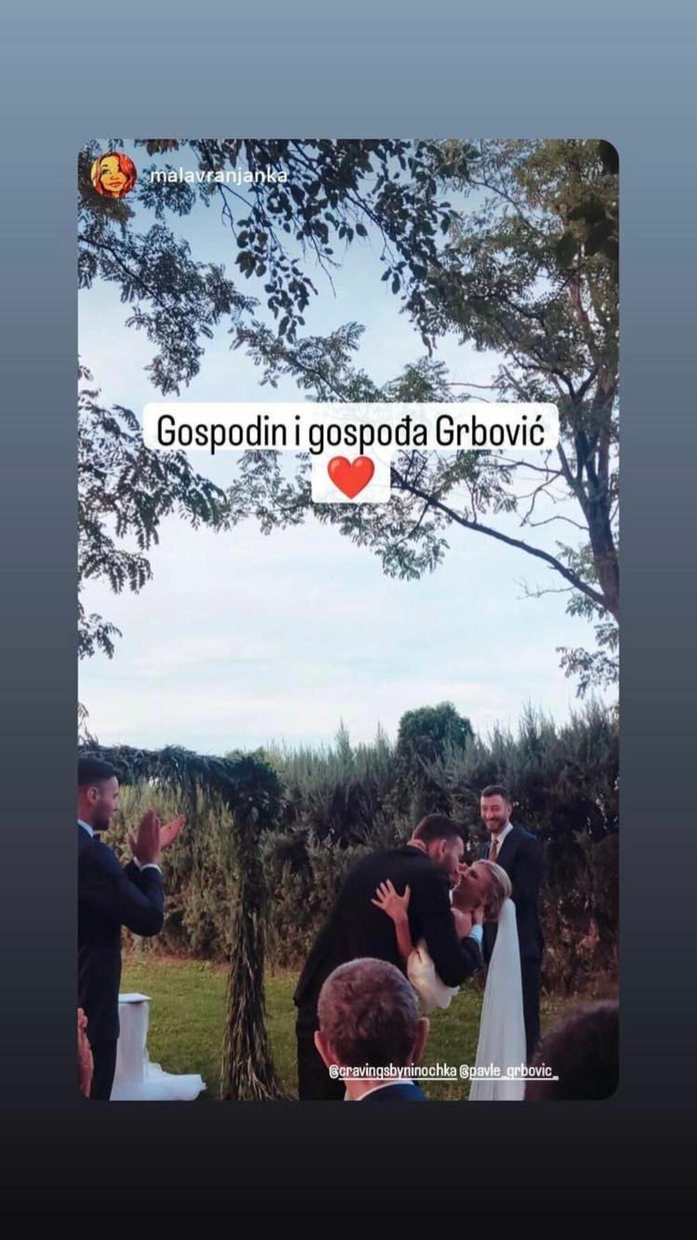 <p>Mladi političar i političarka su nakon dugogodišnje veze priredili bajkovito venčanje na jednom imanju van Beograda.</p>