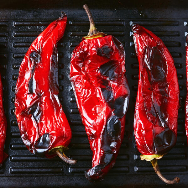 Jednostavan trik koji štedi vreme i olakšava posao: Evo kako da najlakše oljuštite pečene paprike