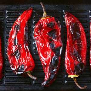 Štedi i vreme i ruke: Mali trik kako da bez muke oljuštite pečenu papriku