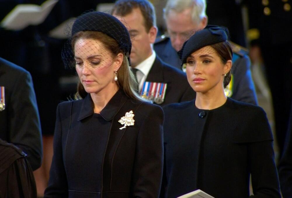 <p>Najupečatljivija fotografija sa sahrane Elizabete II jeste ona na kojoj vojvotkinja od Saseksa briše suzu koja sija ispod elegantnog šešira. Mnogi, međutim, veruju da je je sve deo scenarija.</p>