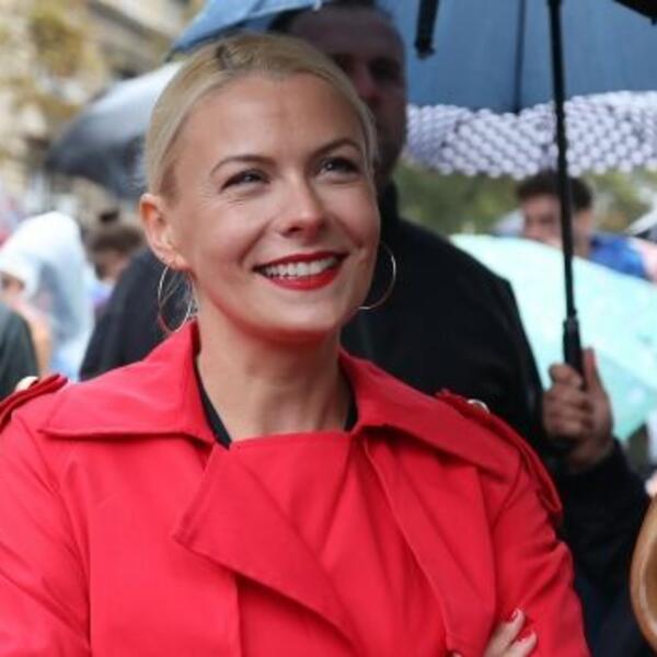 Klasični trenč, širok osmeh i crveni ruž: Partnerka Ane Brnabić očarala izgledom na Evroprajdu