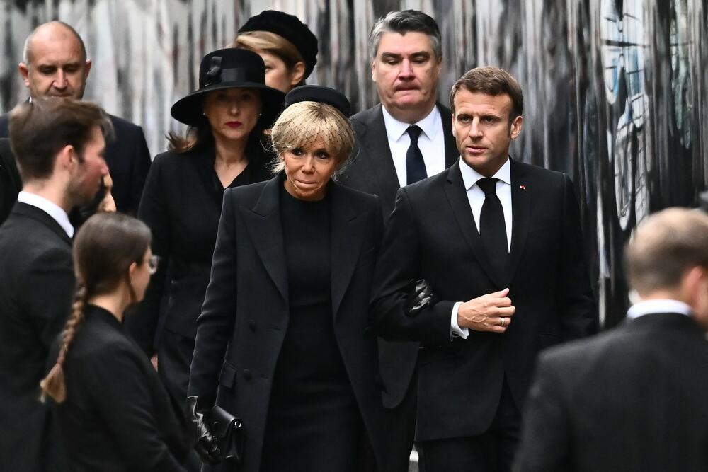 <p>Iako je crna boja dominantna na ovom tužnom skupu, prva dama Francuske pokazala je na sahrani kraljice Elizabete II da je ona sve samo ne dosadna</p>