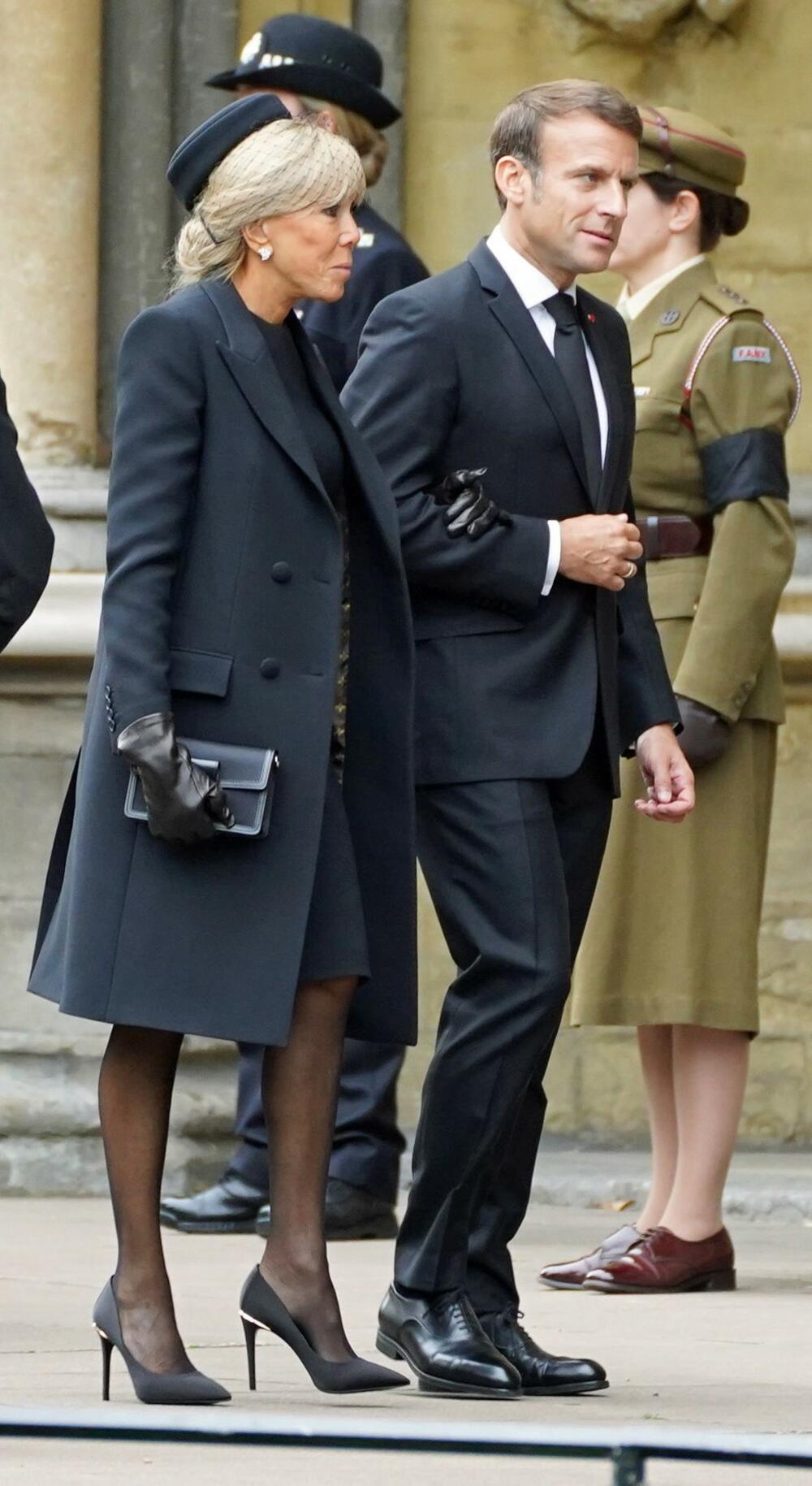 <p>Iako je crna boja dominantna na ovom tužnom skupu, prva dama Francuske pokazala je na sahrani kraljice Elizabete II da je ona sve samo ne dosadna</p>