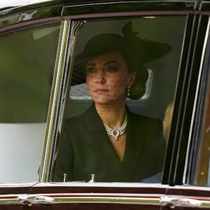 Engleska se NAJEŽILA kad je izašla iz automobila: Kejt Midlton na sahrani kraljice Elizabete nosi POSEBNU ogrlicu