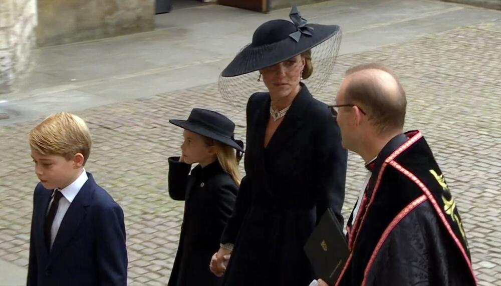 <p>Princeza od Velsa još jednom je pokazala da će jednog dana biti dostojna uloge kraljice, a pokojnoj Elizabeti II je poštovanje poslednji put pokazala na način zbog kog se Engleska ježi</p>
