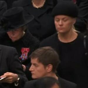 Na glavi fascinator, a ona – FASCINANTNA: Partnerka Ane Brnabić je SINONIM ZA OTMENOST na sahrani kraljice Elizabete II