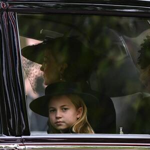 Elizabeta bi bila ponosna! Mala princeza Šarlot na prabakinoj sahrani pokazala zašto je nazivaju njenom kopijom