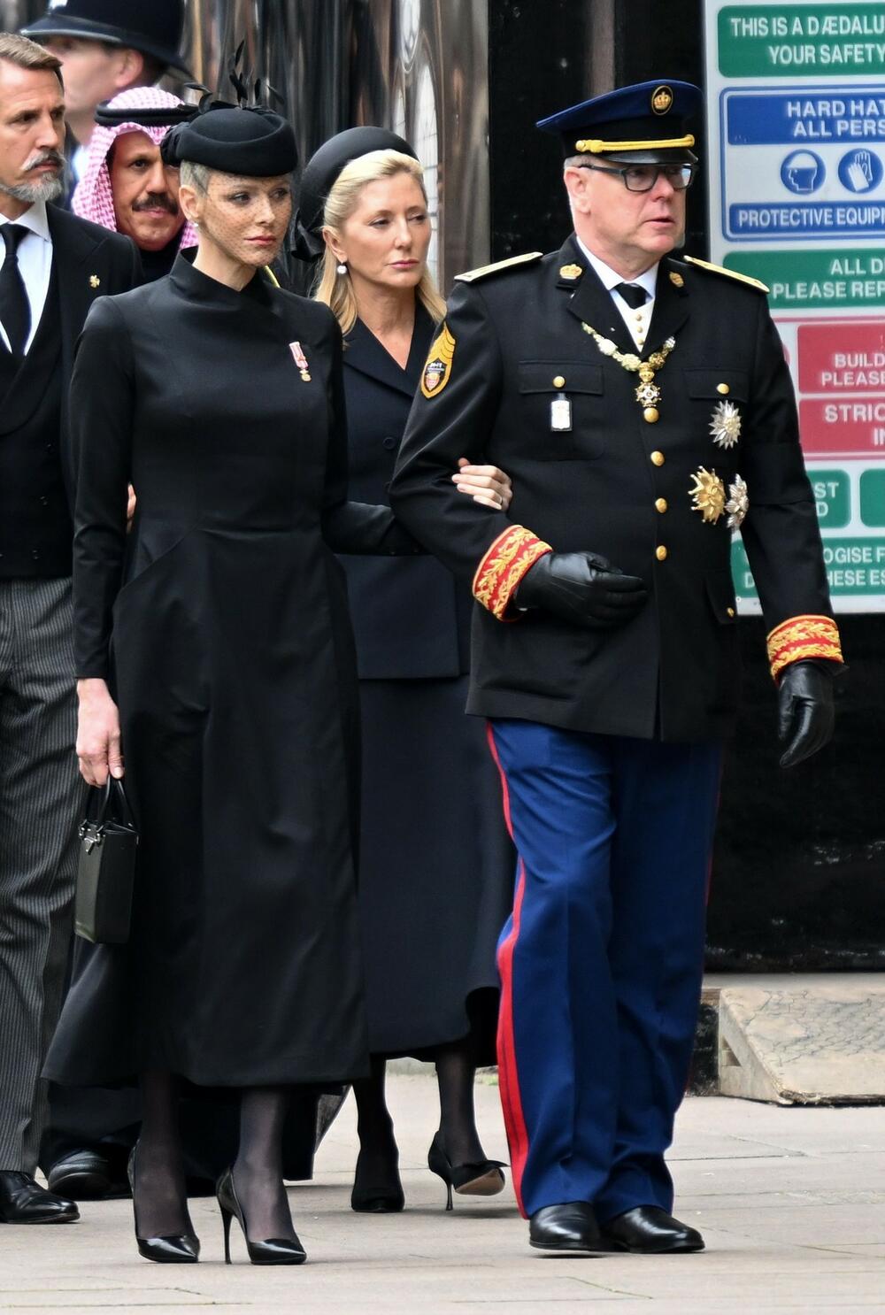 <p>Jordanska kraljica Ranija odabrala je jedan od najlepših kaputa koje ćete videti u životu, a Šarlin od Monaka rešila je da ne igra na sigunro</p>