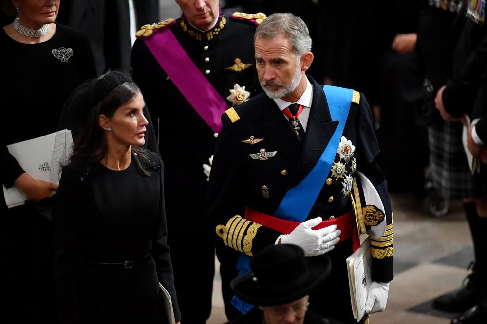 <p>Jordanska kraljica Ranija odabrala je jedan od najlepših kaputa koje ćete videti u životu, a Šarlin od Monaka rešila je da ne igra na sigunro</p>