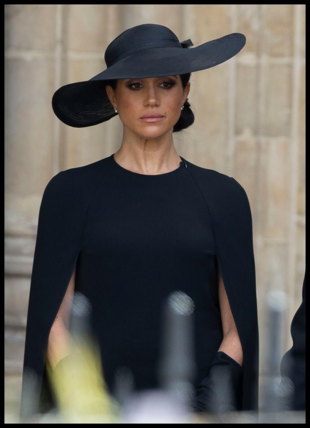<p>Najupečatljivija fotografija sa sahrane Elizabete II jeste ona na kojoj vojvotkinja od Saseksa briše suzu koja sija ispod elegantnog šešira. Mnogi, međutim, veruju da je je sve deo scenarija.</p>