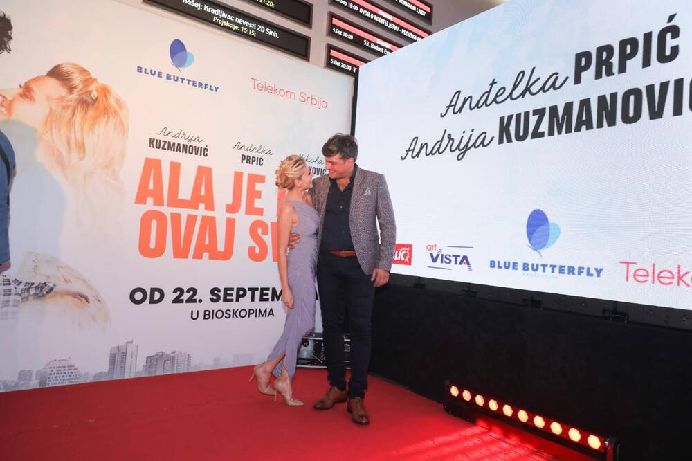 <p>Popularna glumica zvezda je večeri na beogradskoj premijeri filma "Ala je lep ovaj svet", u kom igra glavnu žensku ulogu, pa je za tu priliku pripremila posebnu haljinu...</p>