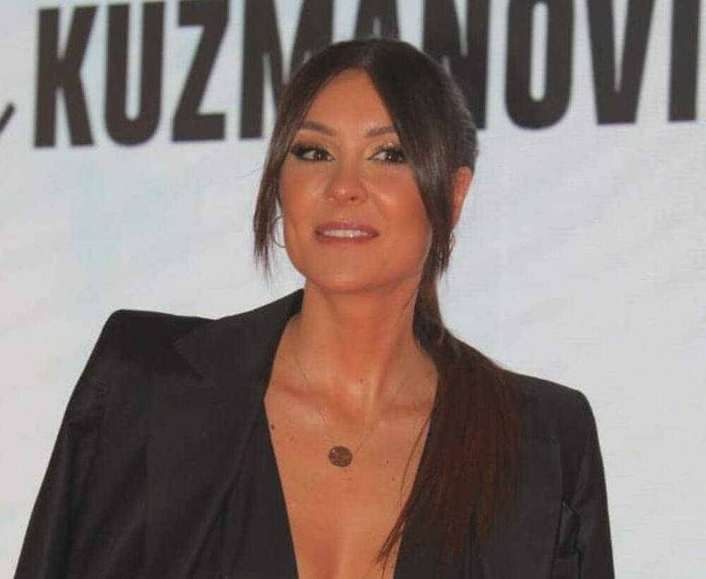 <p>Srpska glumica oduševila je na crvenom tepihu vrlo trendi izdanjem</p>