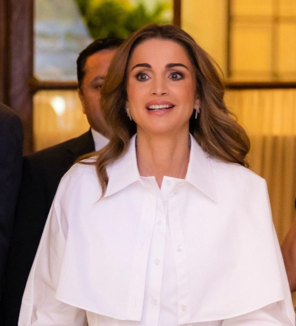 <p>Ko kaže da su bela košulja i crne pantalone samo još jedna dosadna i već viđena odevna varijanta? Jordanska kraljica čak i ovo nosi inovativno, sveže i zabavno!</p>