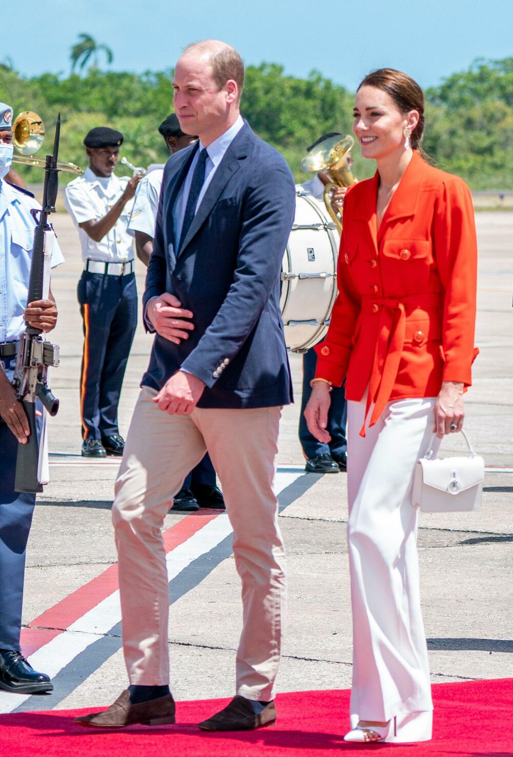 Kejt Midlton, Princ Vilijam, bele pantalone, Safari jakna