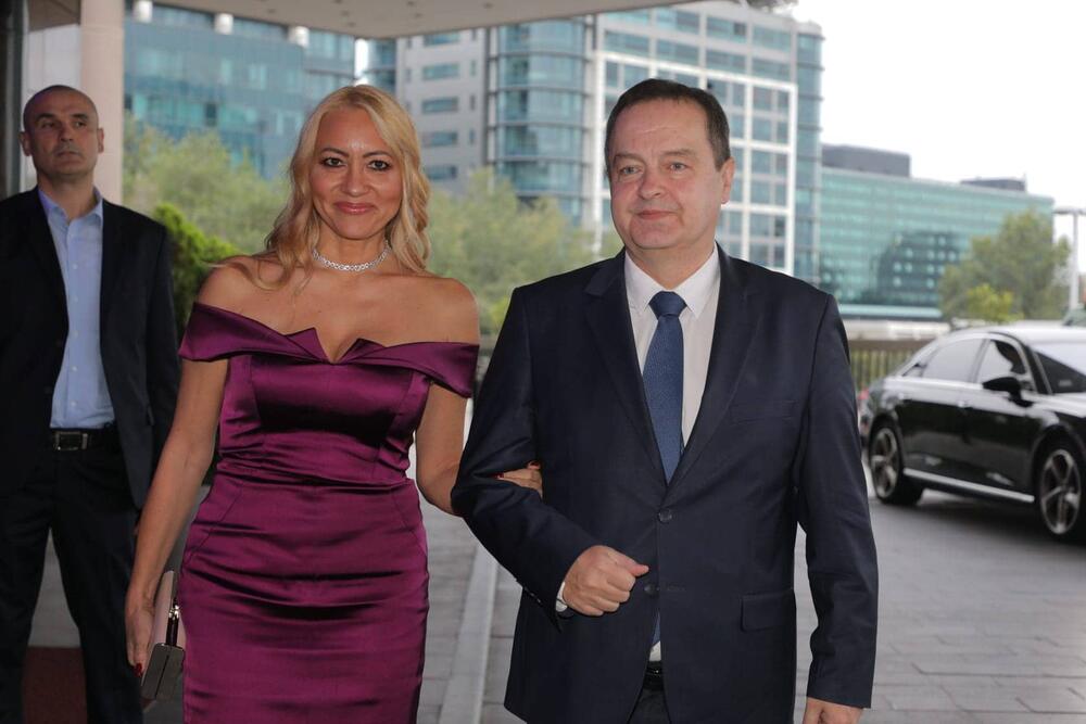 <p>Na venčanje <strong>Mihajla Šaulića</strong> među prvima su pristigli poznati političari i pevači.</p>