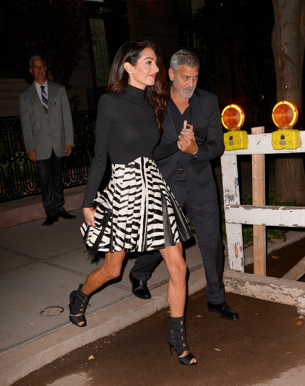 <p>Ako ne znate kako da kombinujete običnu crnu rolku, Amal Kluni ima odličnu ideju</p>