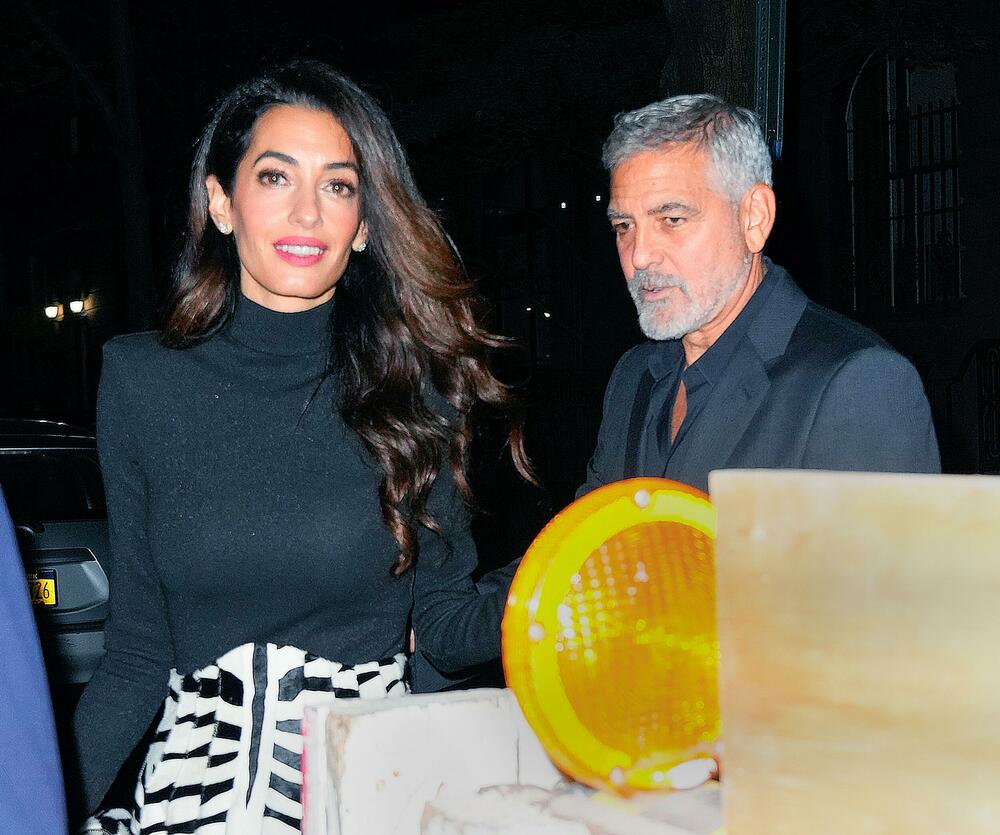 <p>Ako ne znate kako da kombinujete običnu crnu rolku, Amal Kluni ima odličnu ideju</p>