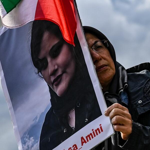 Kroz šta prolaze žene u Iranu? Revolucija im otela slobodu, vratila ih 100 godina unazad i zarobila u kavezu tradicije