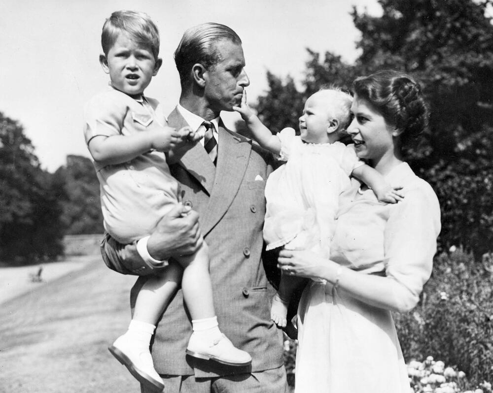 Princ Filip i kraljica Elizabeta sa princezom Anom i princem Čarlsom