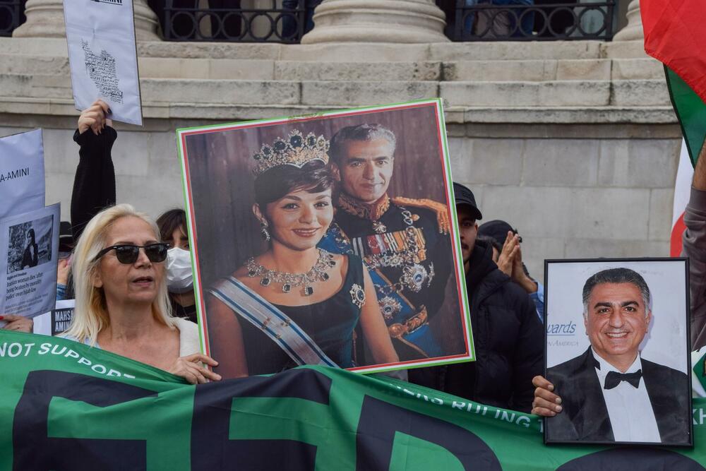 Portret šaha Mohameda Reze Pahlavija i kraljice Fare Dibe na jednom protestu Iranaca